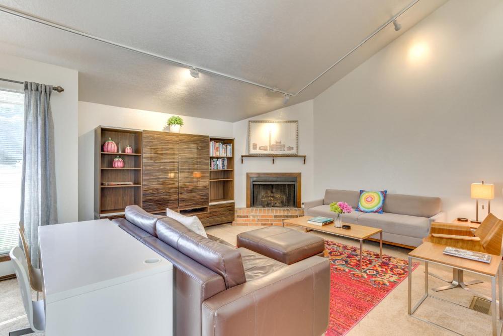 Edmond Townhome with Pool Access Near Arcadia Lake!